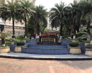 小区花园喷水池旁