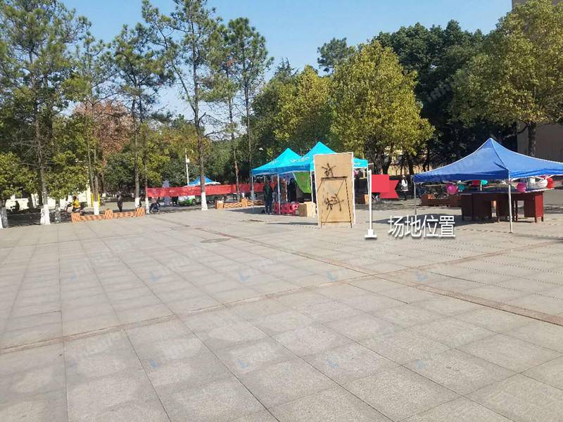 中南民族大学 - 宿舍楼旁边中帐篷区
