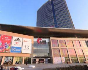 二层扶梯口空地