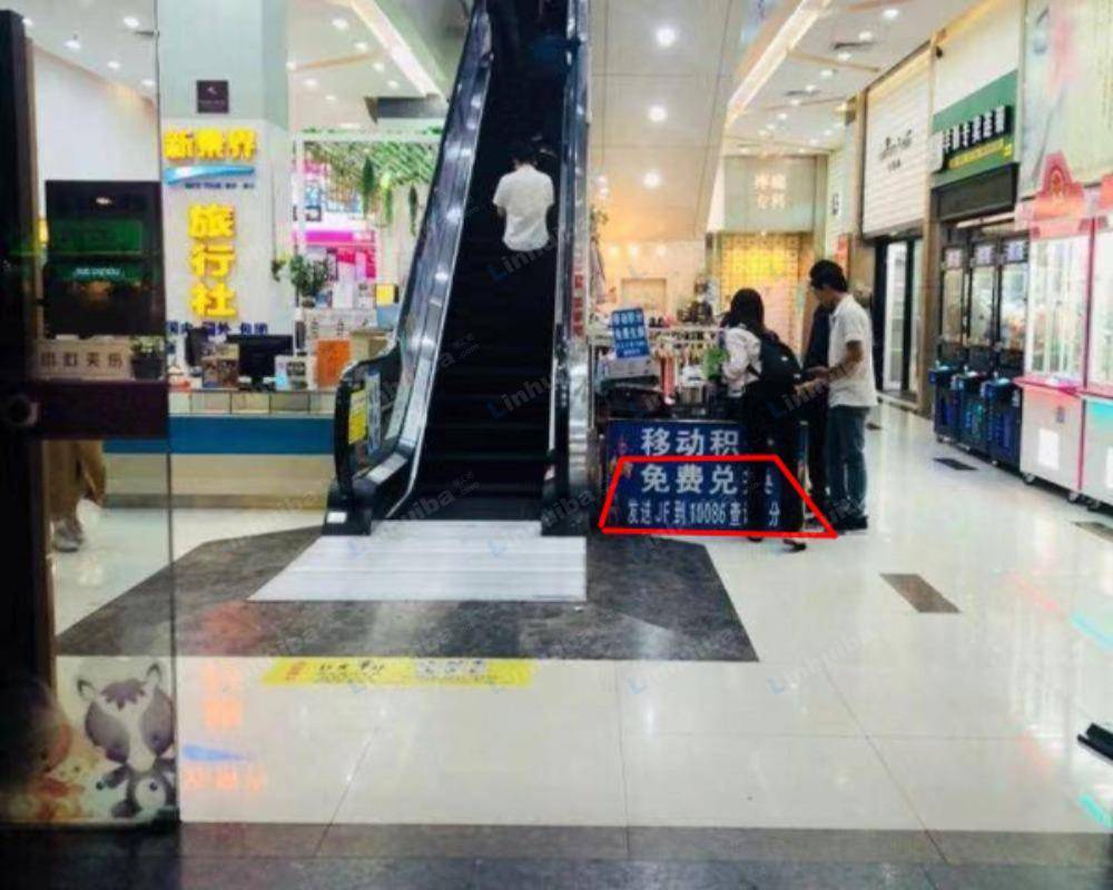 深圳星宇购物中心 - 一层超市入口扶梯旁空地