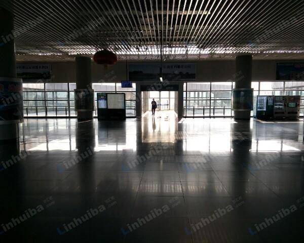 北京四惠交通枢纽公交车站 - 二楼候车大厅十三站台入口前侧位置