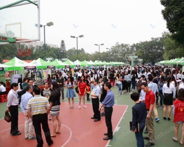 广州商学院 - 球场活动区