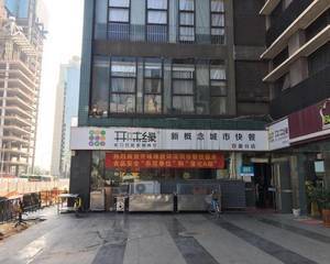 餐厅门口外面或者里面，