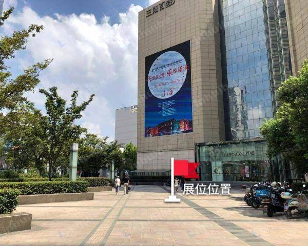 无锡百盛购物中心 - 北门外广场