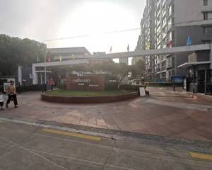 大门里面拐角处