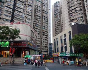 西南门快递柜前空地