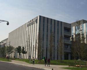 餐厅大门口小广场或餐厅上方平台