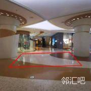 一层GUESS店铺前两根柱子中间