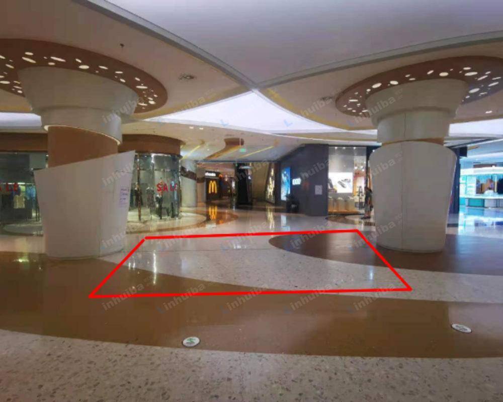 济南欧亚大观乐活城 - 一层GUESS店铺前两根柱子中间