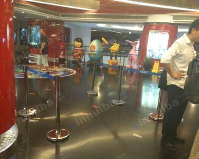 大悦城新恒星影城 - 影院大厅入口处，大厅左右两侧