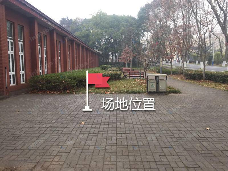 华中科技大学 - 华中科技大学校史馆门口右边空地