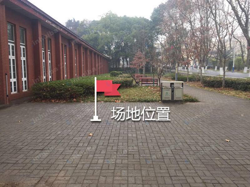 华中科技大学 - 华中科技大学校史馆门口右边空地