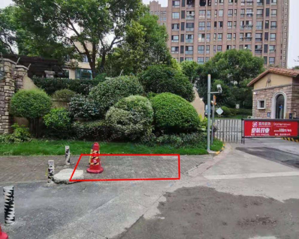 上海龙湖蓝湖郡 - 东南门出入口附近