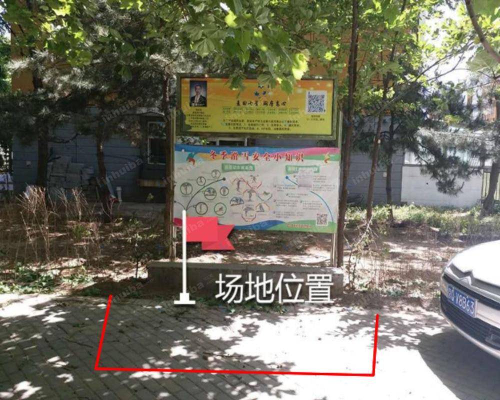 北京龙腾苑六区 - 右侧健身区宣传栏前