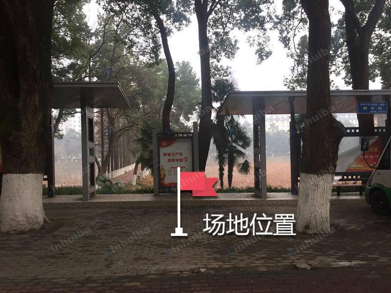 华中科技大学 - 华中科技大学校车站空地中央