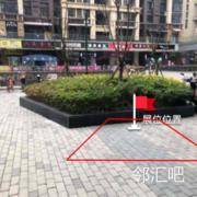 小区正门外
