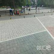 中央绿地旁边空地