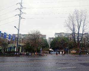 北门快递柜对面