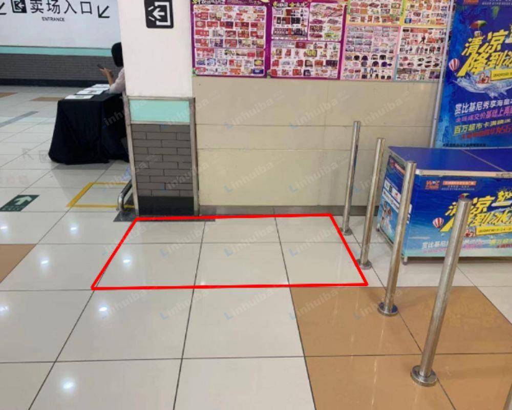 无锡大润发盛岸西路店 - 百乐广场通往超市入口处