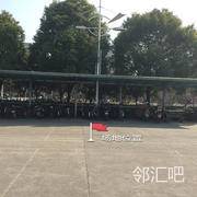 停车棚靠近学生餐厅