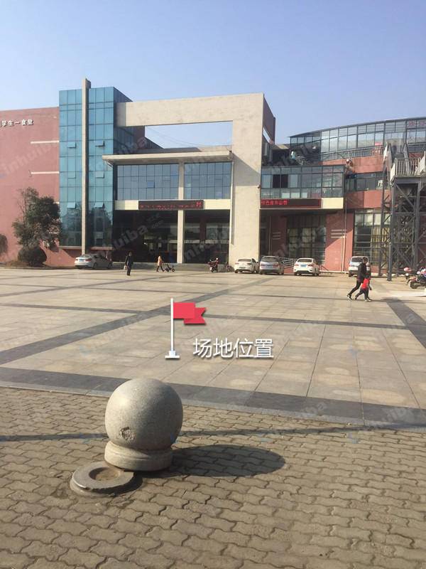 武汉纺织大学阳光校区 - 食堂前广场