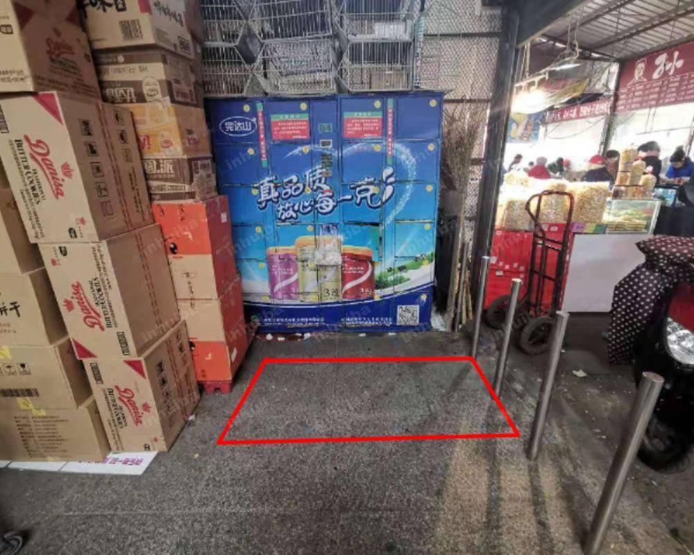 青岛家家悦超市宜阳路店 - 入口处储物柜前