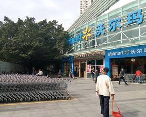 收银台对面服务台旁