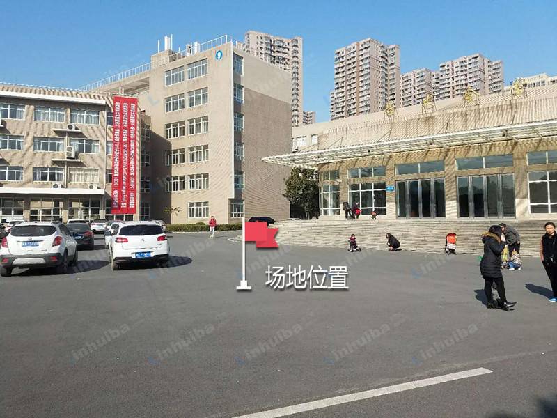 中南民族大学 - 食堂前方