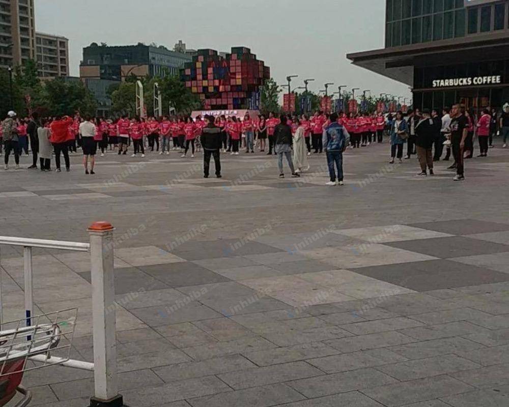 嘉兴桐乡新城吾悦广场 - 一楼外广场