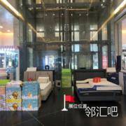 一层垂直电梯下方空地