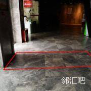 入口左侧