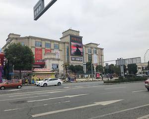 成都温江奥特莱斯 - 正门外广场
