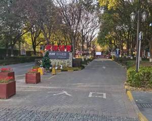 东南门出入口附近