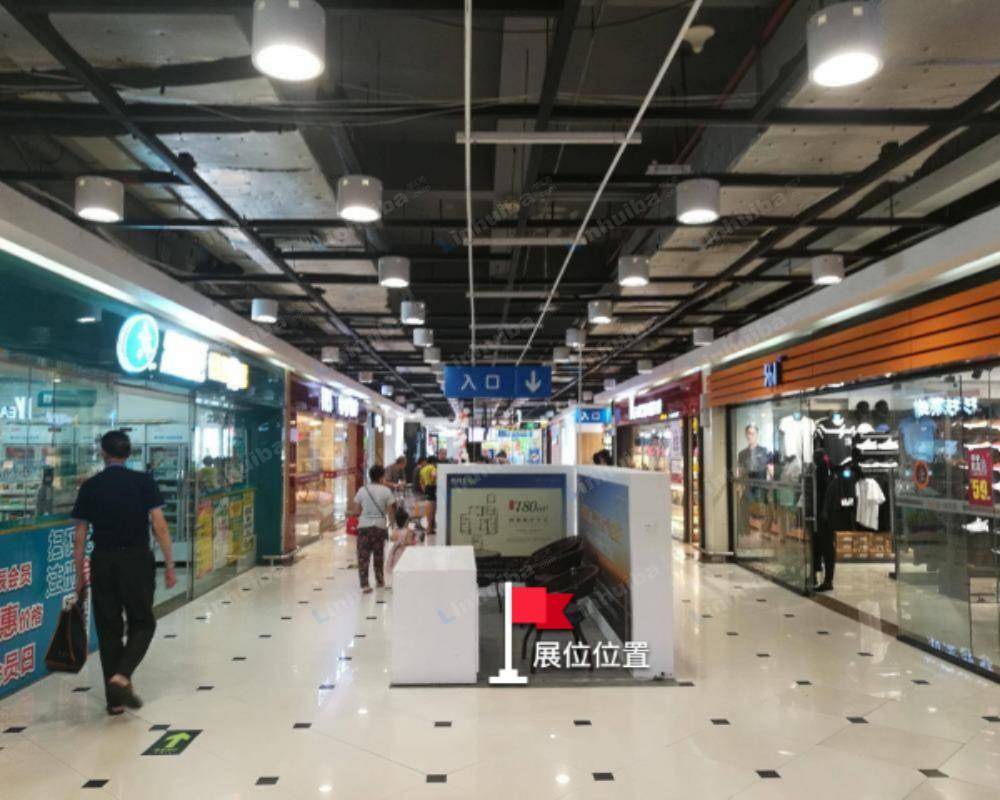 沃尔玛联丰店 - 海辰药店前过道
