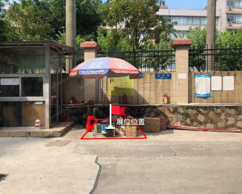 广州金坤花园 - 大门入口保安亭旁边