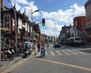 步行街中间（献血车处）