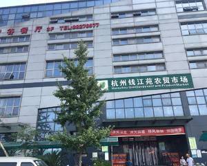 侧门楼梯上栅栏拐弯处