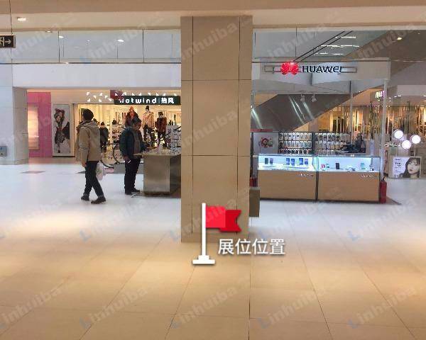 大连万和汇购物广场 - 一层华为店门前