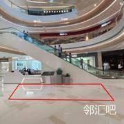 一层服务台旁