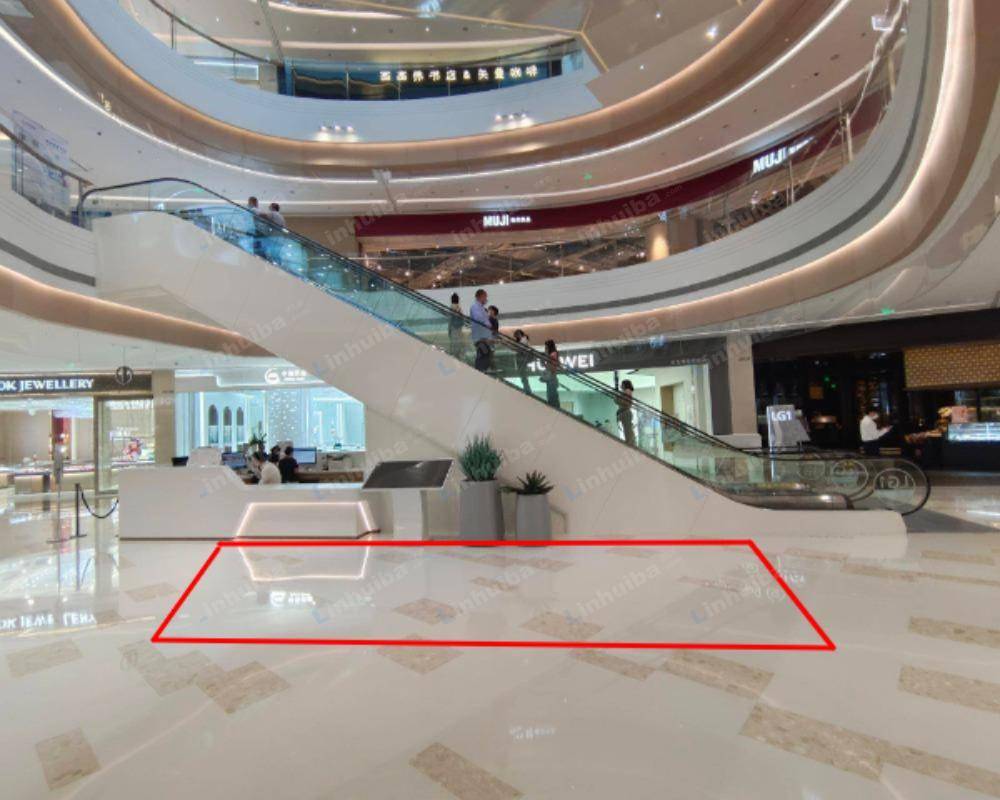 青岛崂山万象汇 - 一层服务台旁