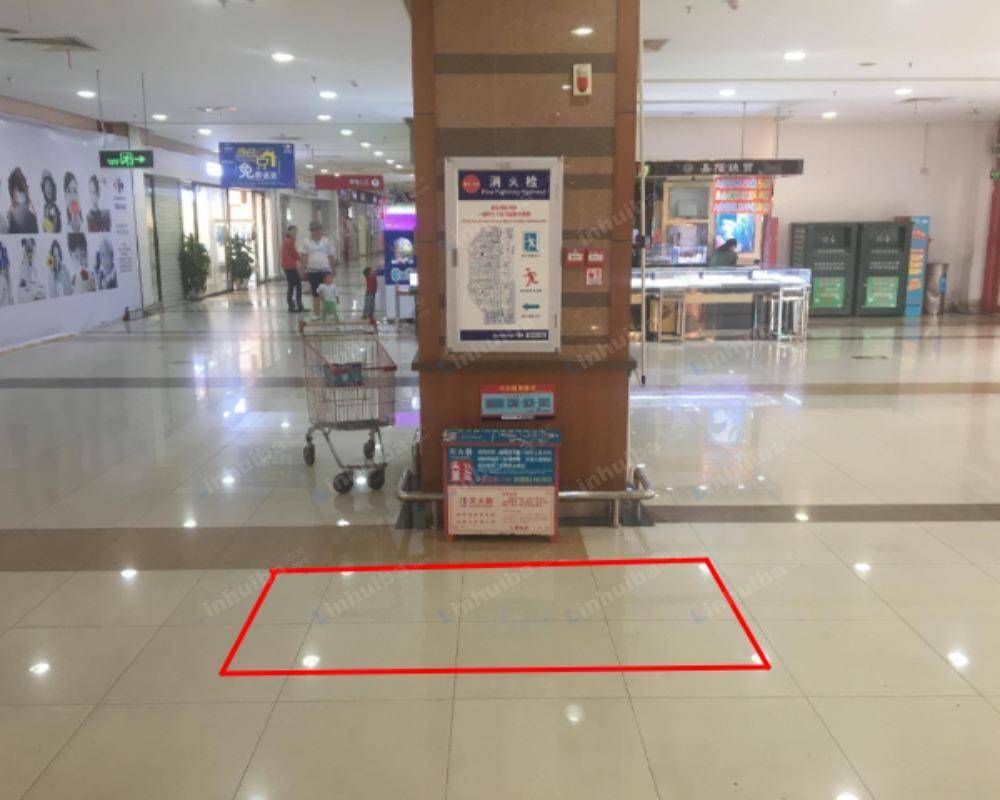 东莞家乐福花城店 - 一层出入口柱子旁
