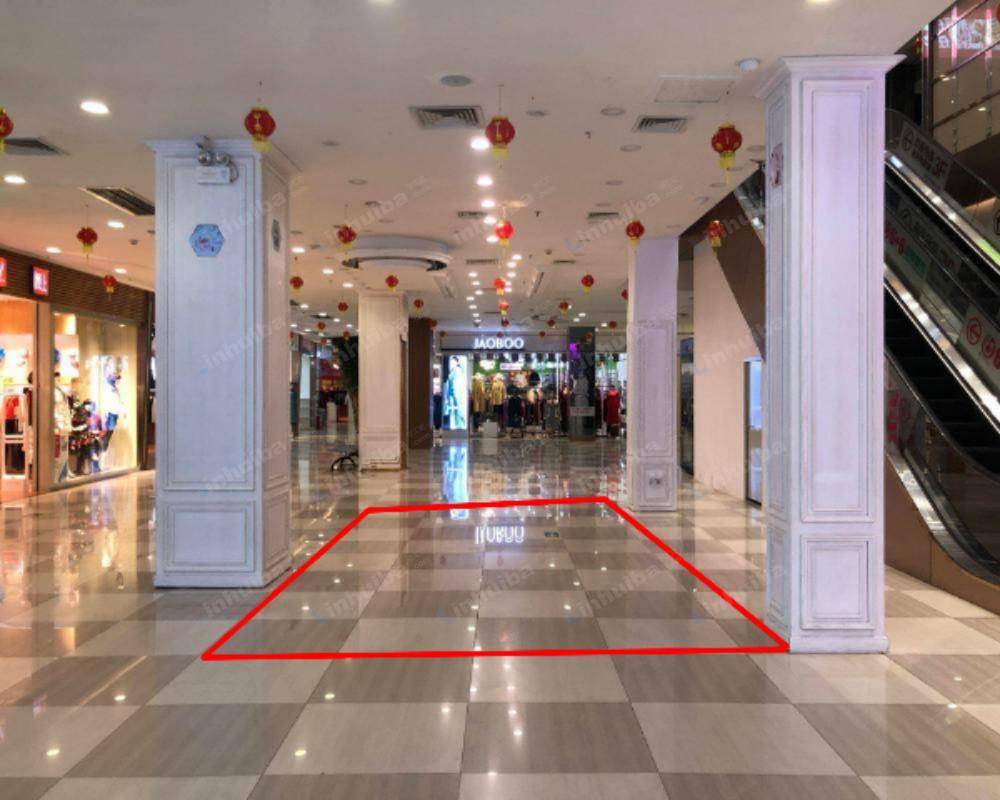东莞爱达购物广场 - 一层扶手电梯旁空地