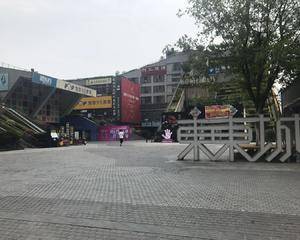 一楼华为店铺旁边空地