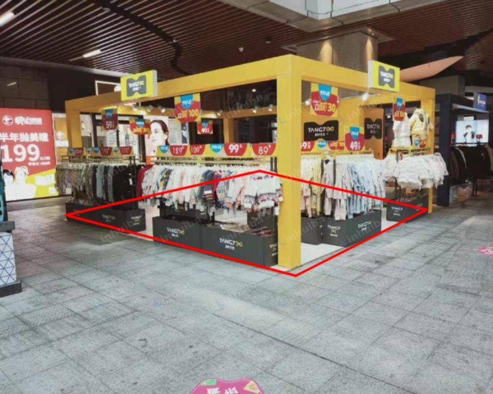 长沙凤凰海购物公园 - 中庭旁扶梯前