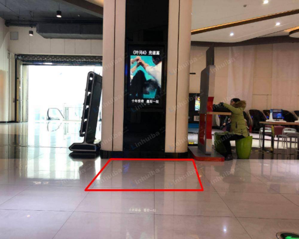 杭州万达影城水晶城购物中心店 - 大厅柱子旁