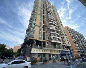 正门口单车棚旁