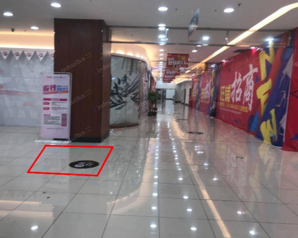 长沙人人乐保利广场店 - 超市入口过道处