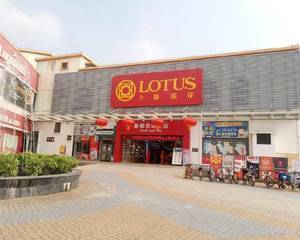 门口美心西饼右侧空地