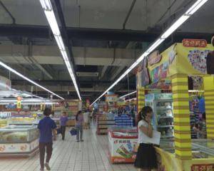 入口通道和二楼扶梯拐角处