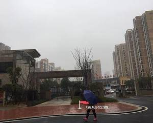 进门门口处靠近保安亭